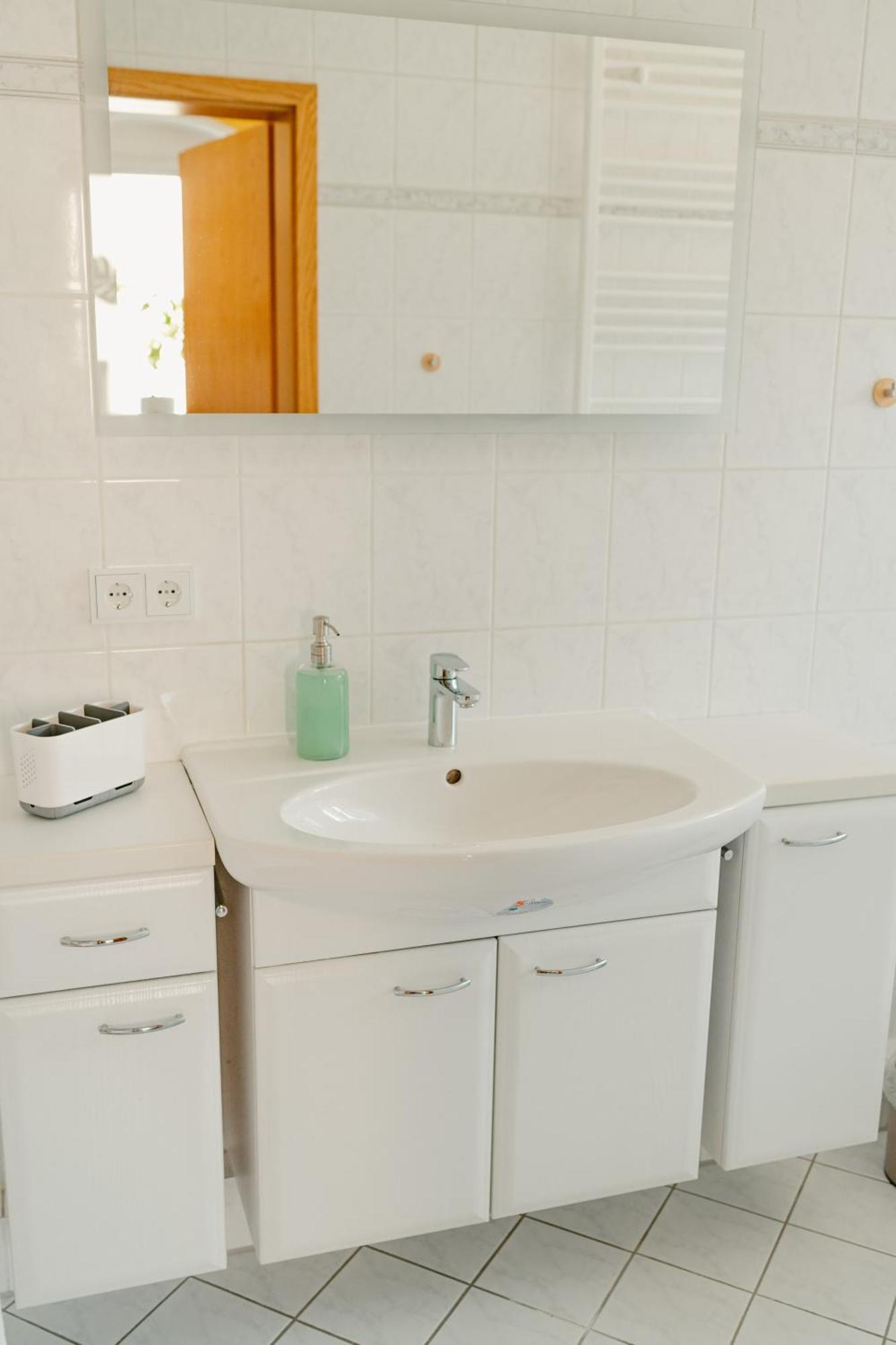 Modernes Mit Balkon Und Stellplatz Apartment