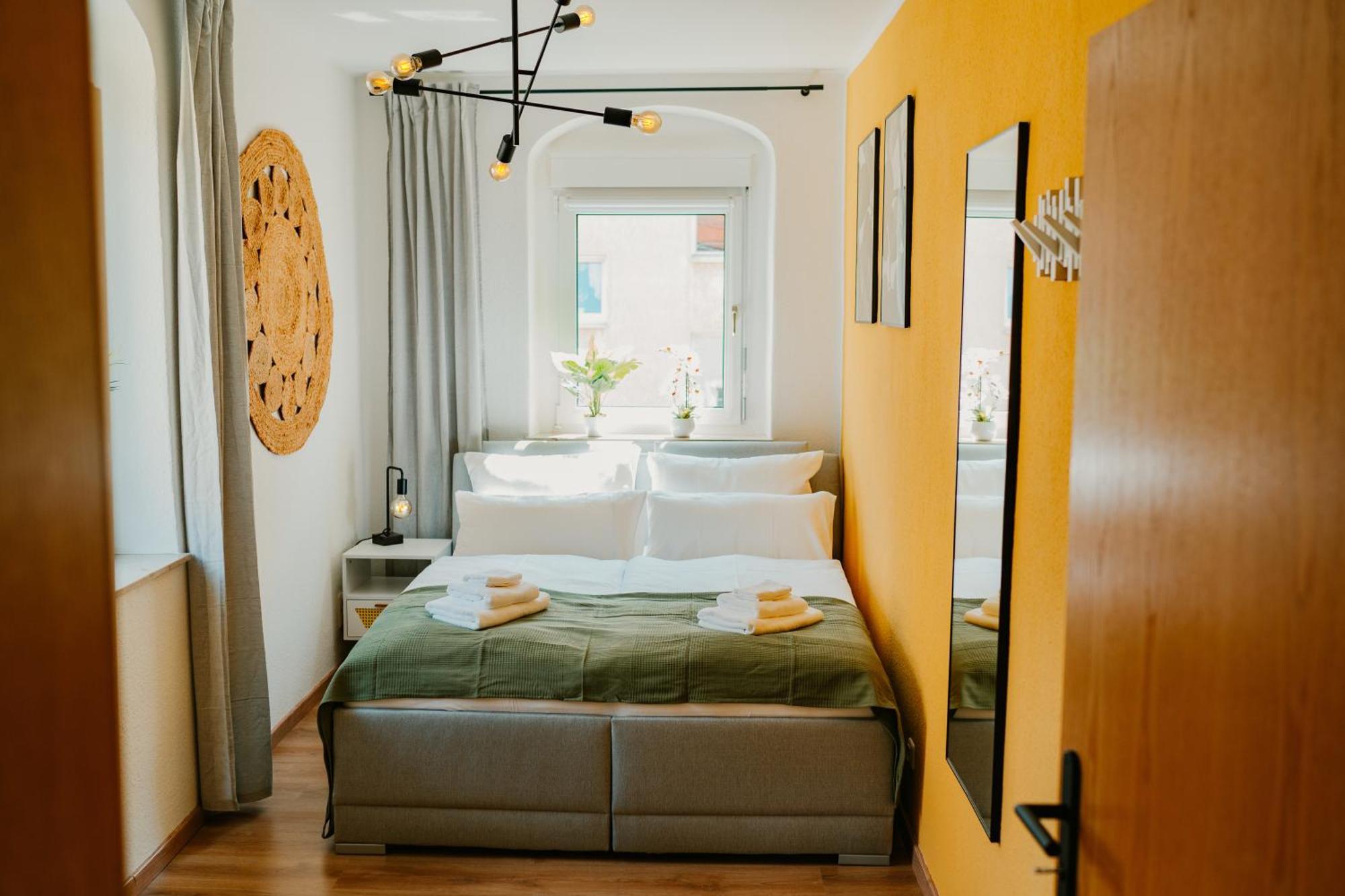 Modernes Mit Balkon Und Stellplatz Apartment