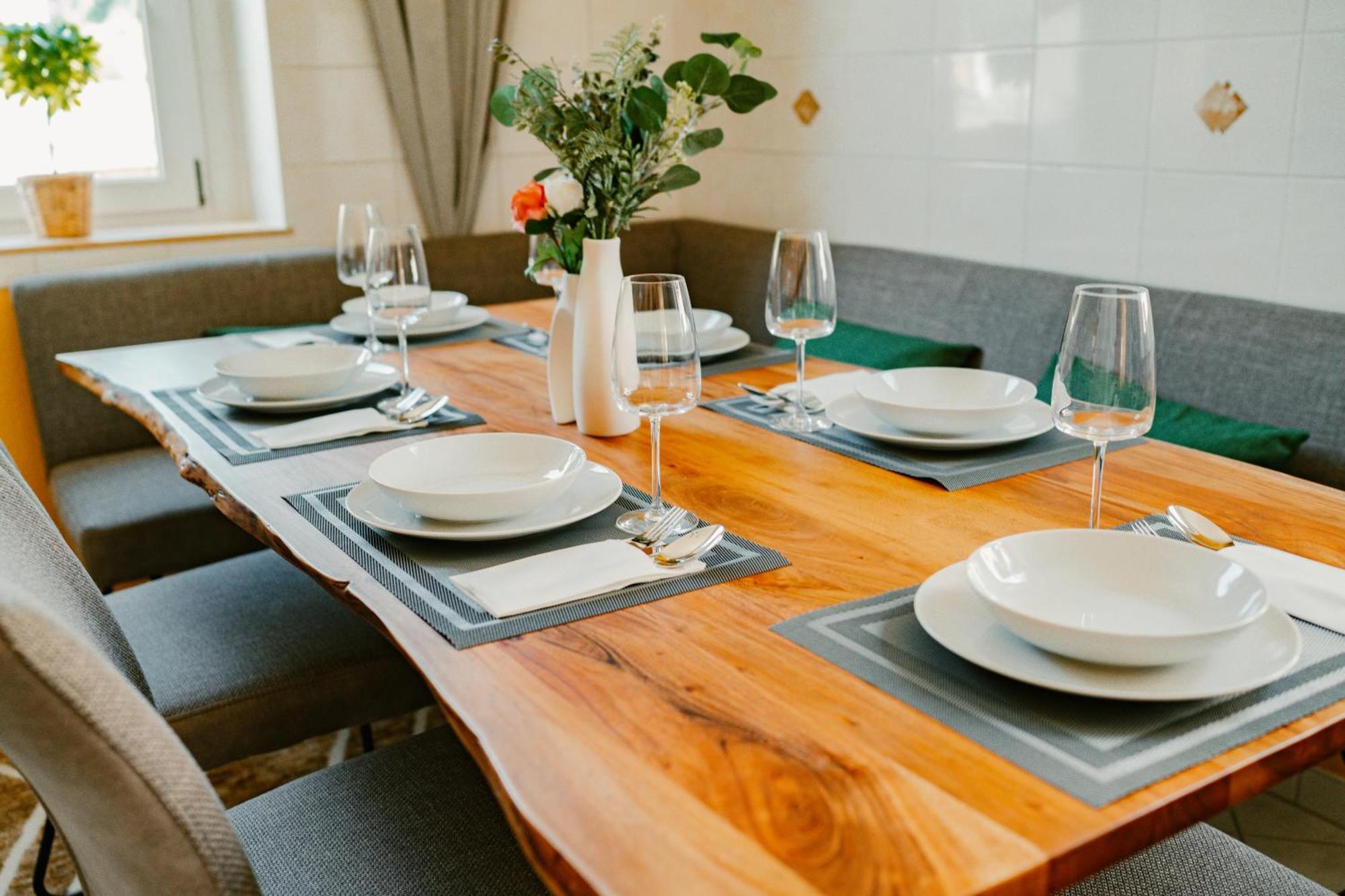 Modernes Mit Balkon Und Stellplatz Apartment