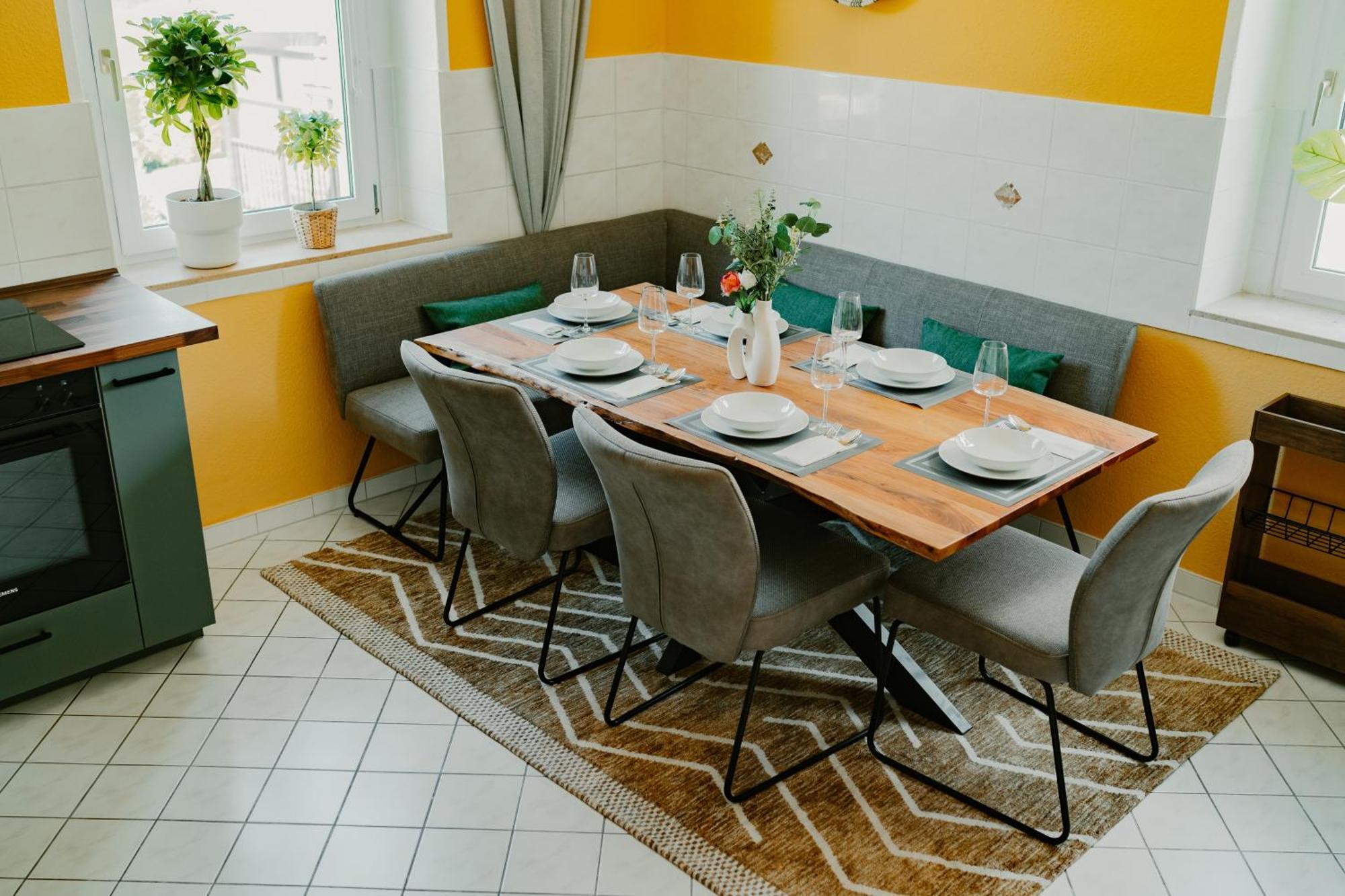 Modernes Mit Balkon Und Stellplatz